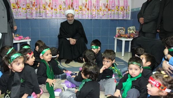 رییس‌جمهور از شیرخوارگاه آمنه بازدید کرد/ تاکید روحانی بر مشارکت مردمی در کمک به کودکان بی‌سرپرست