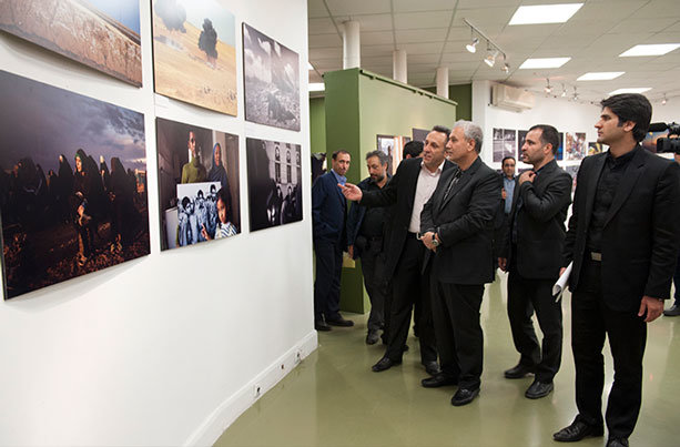 وزیر کار در نمایشگاه سالانه عکاسان مطبوعات ایران