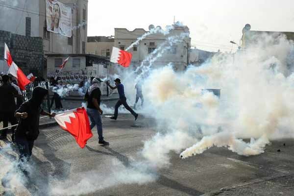 یورش نظامیان آل خلیفه به تظاهرات مردمی/شمار زیادی از معترضان زخمی شدند