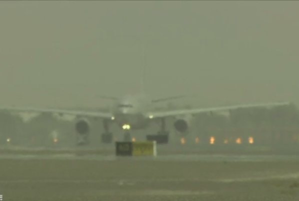 فیلم/ مه شدید در فرودگاه ابوظبی و تاخیر 30 ساعته پروازها