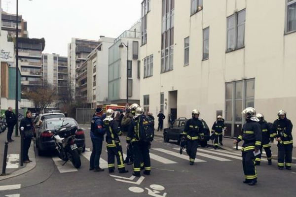 فیلم/ نخستین تصاویر از حمله به دفتر نشریه فرانسوی در پاریس