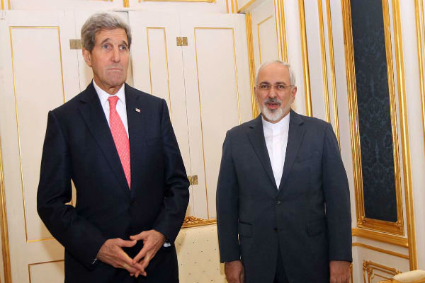 وزرای ایران و آمریکا برای سومین بار پشت میز مذاکره/ قدم زنی ظریف و کری