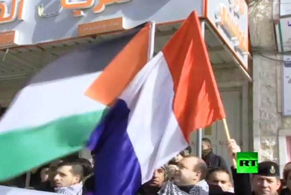 فیلم/ تظاهرات مردم فلسطین در محکومیت اقدامات تروریستی در فرانسه