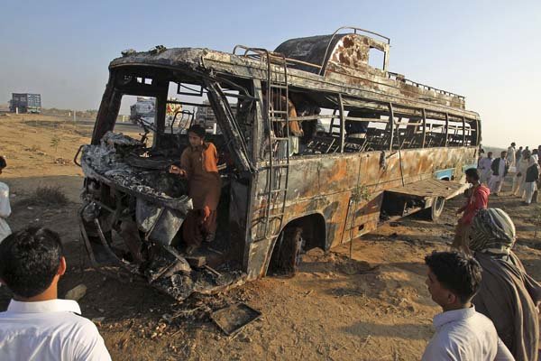 59 کشته در برخورد یک اتوبوس با تانکر حامل نفت در جنوب پاکستان