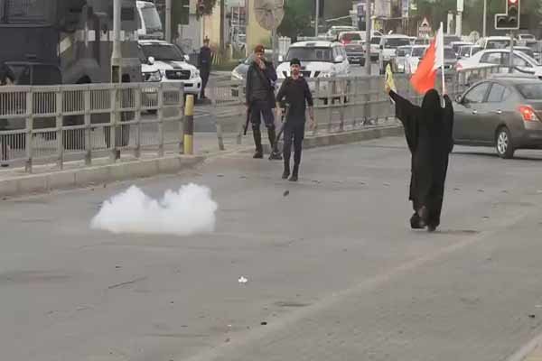 فیلم/ رویارویی زن بحرینی با نظامیان آل خلیفه