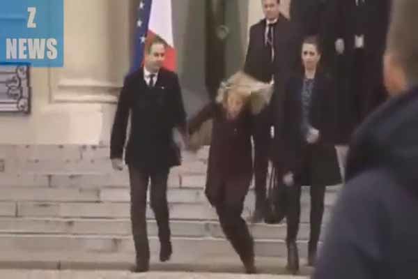 فیلم/زمین خوردن نخست وزیر دانمارک در پاریس