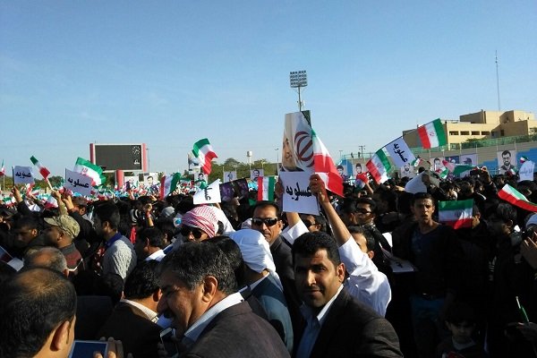 حضور گسترده مردم بوشهر در مسیر استقبال از رئیس جمهور