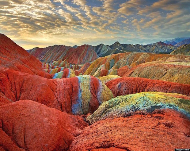 کوه های رنگین کمانی زیبا در چین(عکس) 1