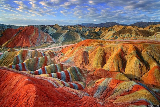 کوه های رنگین کمانی زیبا در چین(عکس) 1