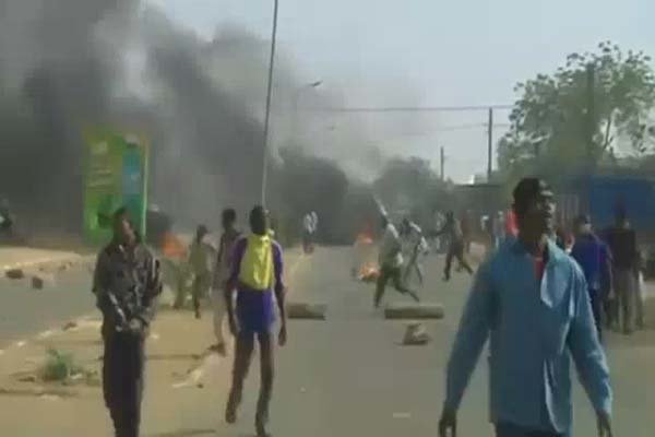 فیلم/ درگیری معترضان به مجله موهن فرانسوی با پلیس نیجریه