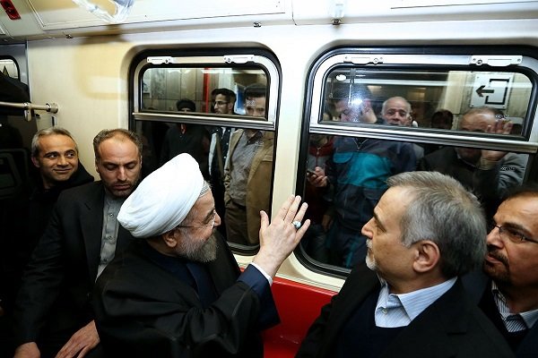روحانی با مترو به محل‌کار خود رفت/ مطالبات مردم از رئیس جمهور