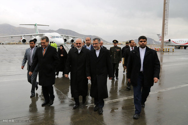 پایان سفر یک روزه ظریف به کابل/وزیر امورخارجه به تهران بازگشت