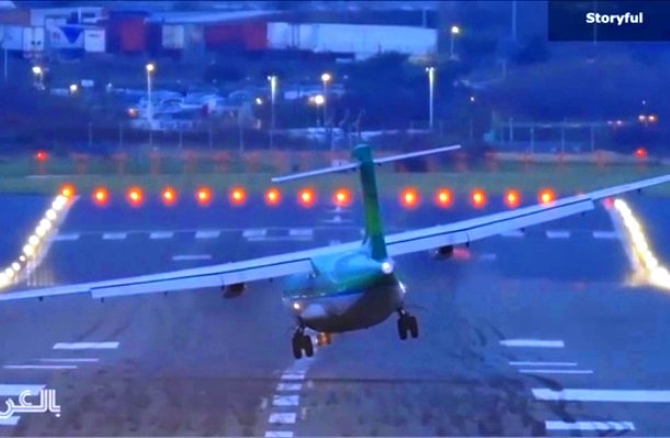فیلم/ لحظات خطرناک فرود هواپیما در باد شدید فرودگاه بیرمنگام انگلیس
