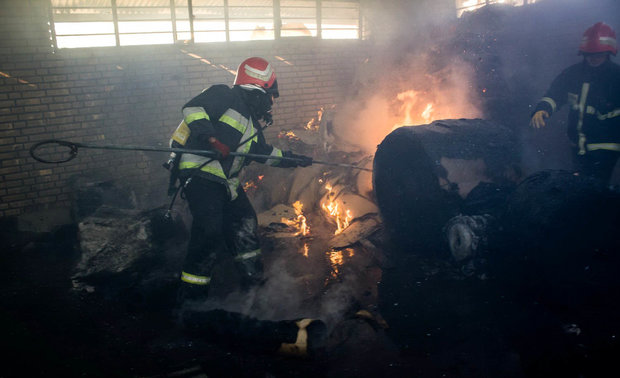 آتش سوزی در ساختمان اداری/ نجات 17 شهروند از حریق