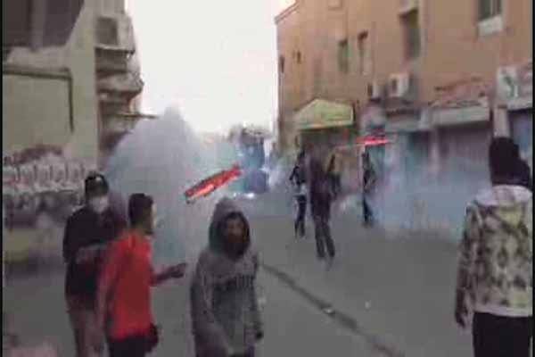 فیلم/نظامیان آل خلیفه تظاهرات کنندگان را نشانه می گیرند