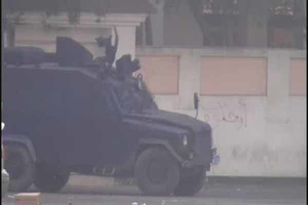فیلم/شلیک گاز اشک آور از سوی نظامیان آل خلیفه به سوی پیرمرد بحرینی