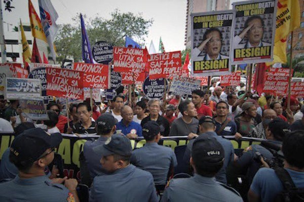 رئیس جمهوری فیلیپین درخواست استعفا را رد کرد