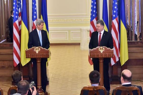 تاکید کری بر حل مسالمت آمیز بحران اوکراین/به دنبال درگیری با روسی