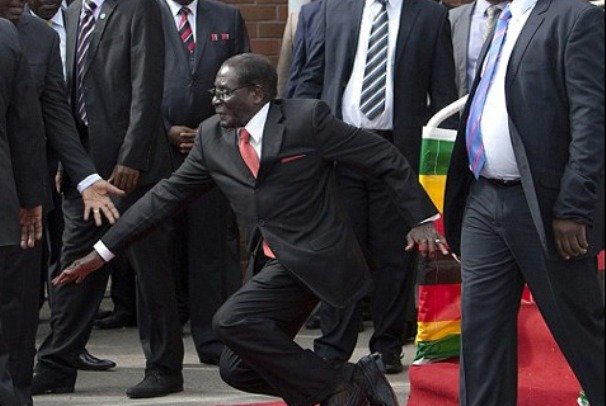 فیلم/ موگابه زمین خورد!