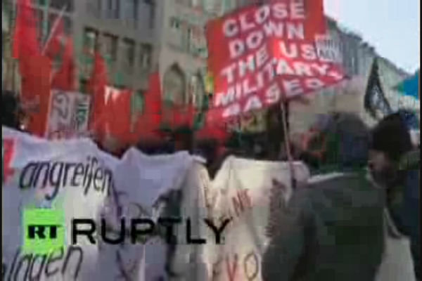 فیلم/ تظاهرات ضد ناتو در محل برگزاری کنفرانس امنیتی مونیخ