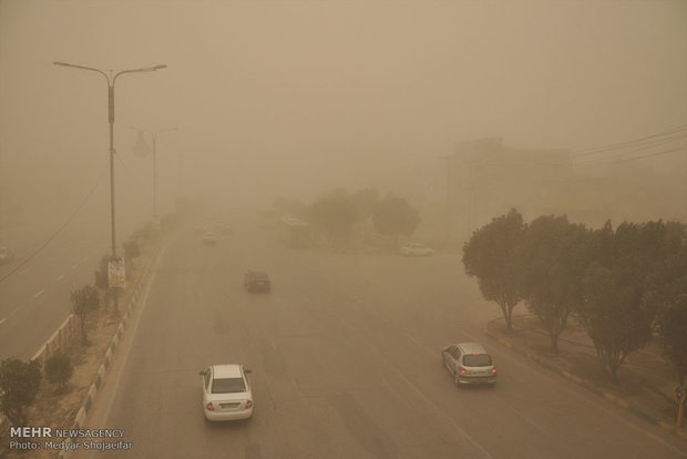 کاهش دید افقی در پایتخت تا ۱۰۰۰ متر/ گرد و غبار رو به کاهش است