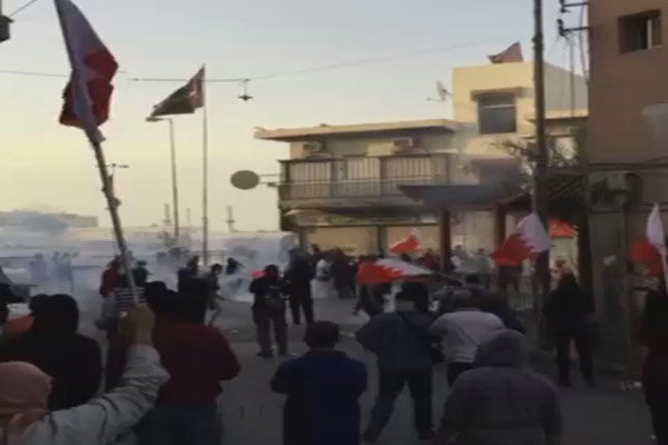 یورش نظامیان آل خلیفه به فعالان بحرینی