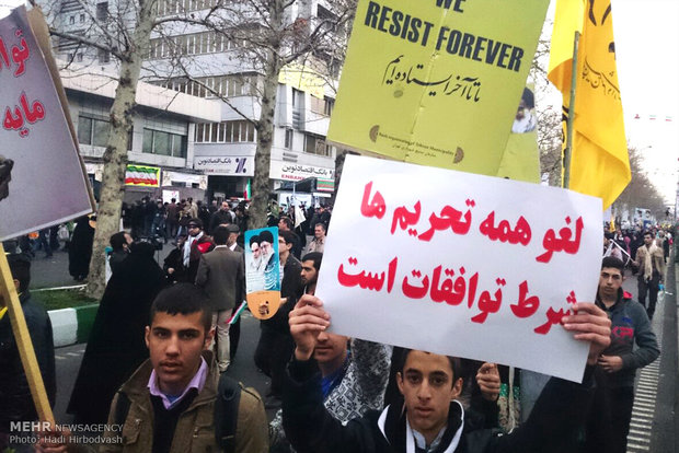 شعارها و پلاکاردهای جدید مردم در راهیپمایی ۲۲ بهمن