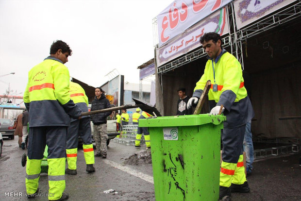 جمع آوری زباله ها بعد از راهپیمایی 22 بهمن