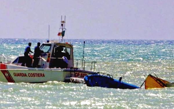 حدود ۳۰۰ نفر در نتیجه غرق قایق حامل مهاجران غیرقانونی جان باختند