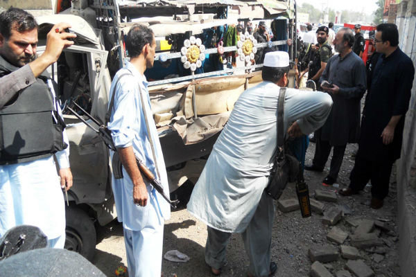 حمله به مسجد شیعیان در پیشاور ده ها کشته و زخمی برجا گذاشت