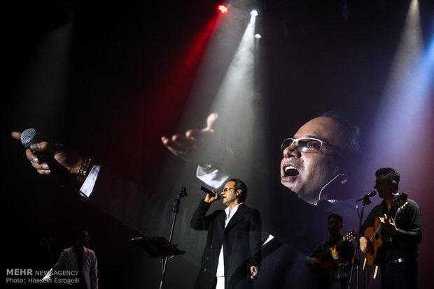 کنسرت موسیقی شهرام شکوهی در چهارمین روز جشنواره بین المللی موسیقی فجر