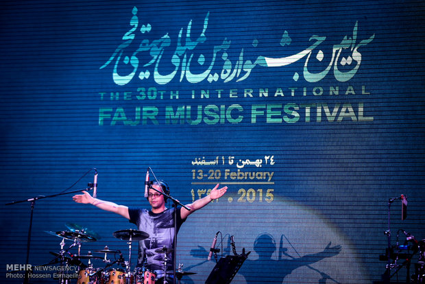 کنسرت موسیقی شهرام شکوهی در چهارمین روز جشنواره بین المللی موسیقی فجر