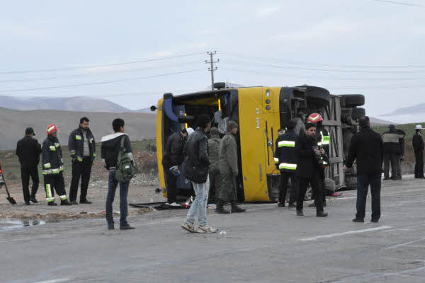 واژگونی اتوبوسی با ۲۵ سرنشین در همدان/ دو مسافر کشته شدند