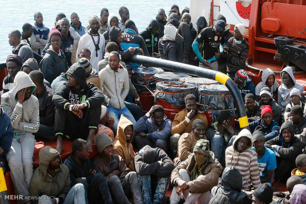 فیلم/ نجات مهاجران غیرقانونی از دریای مدیترانه