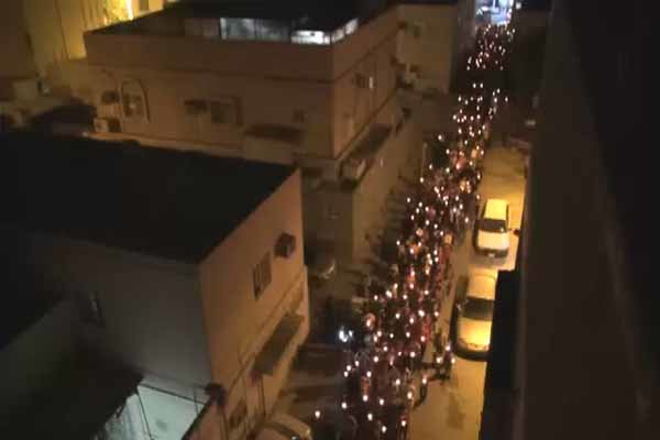 فیلم/ تظاهرات مسالمت آمیز بحرینی ها با شمع
