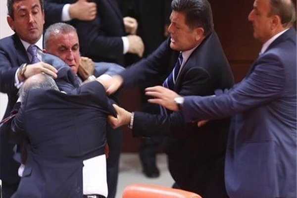 فیلم/ زد و خورد نمایندگان پارلمان ترکیه