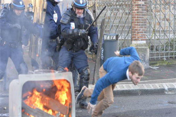 تظاهرات ضد خشونت مردم فرانسه به آشوب کشیده شد