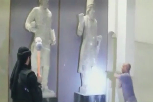 فیلم/ داعشی ها به جان مجسمه های موزه افتادند