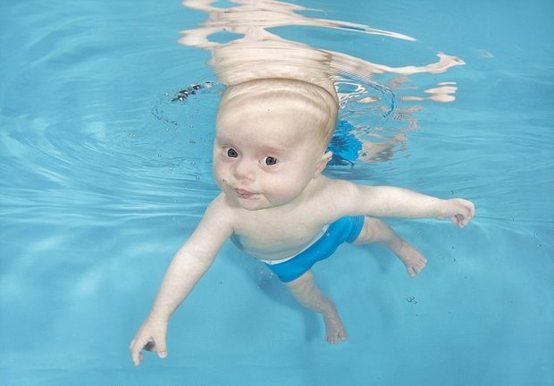 این نوزاد برای زنده ماندن باید شنا کند(عکس) 1