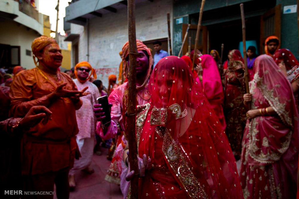 زنان هندی شوهران خود را کتک زدند و از شهر بیرون کردند+عکس!! 1