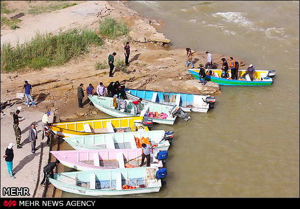 تفریح در کنار رودخانه کارون