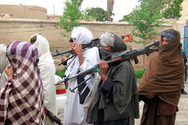 کشته شدن ۱۳ عضو طالبان در حملات نیروهای افغان
