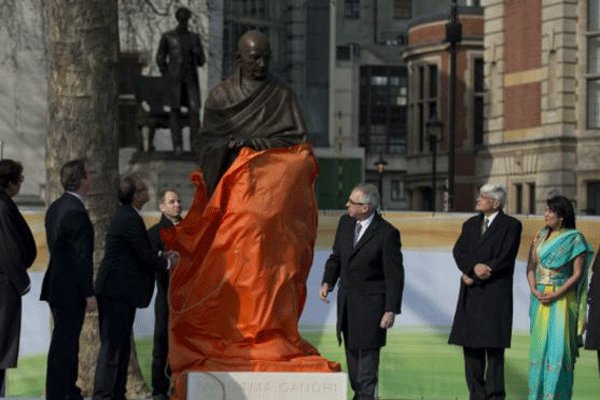 مجسمه مهاتما گاندی