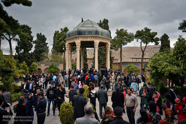 مهمانان نوروزی در حافظیه شیراز