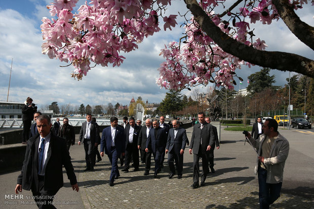پیاده‌روی ظریف بعد از اتمام دور اول مذاکرات ایران و آمریکا 