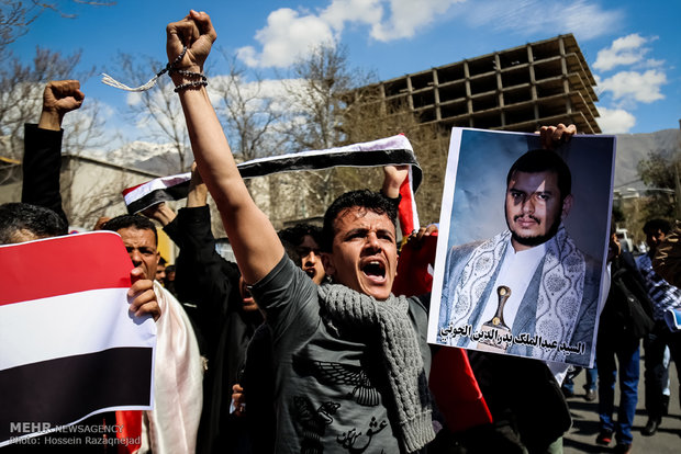 تجمع دانشجویان یمنی مقابل سفارت عربستان