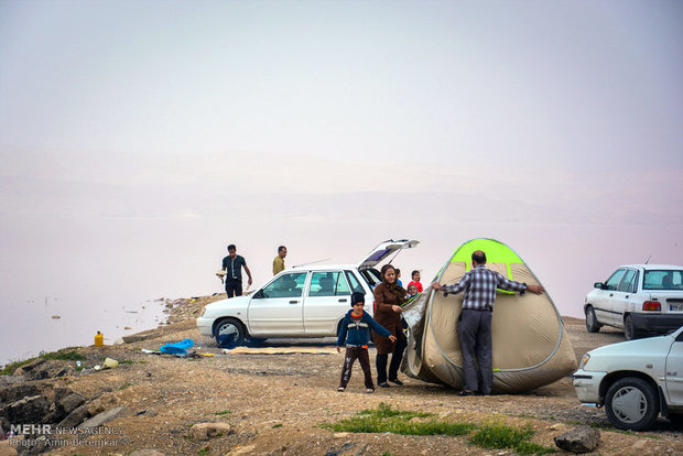 مسافران نوروزی در دریاچه مهارلو