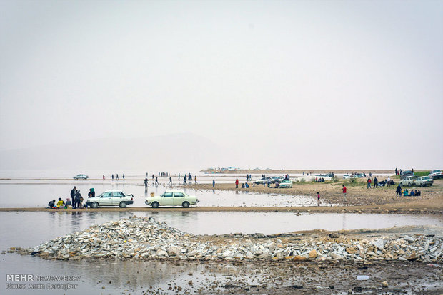 مسافران نوروزی در دریاچه مهارلو