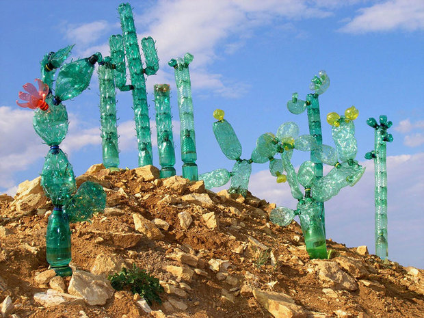 plastic-bottle-sculpture-recycle-art-veronika-richterova-13.jpg