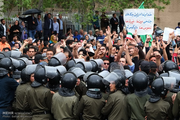 تجمع مردمی مقابل سفارت عربستان در واکنش به تعرض به ۲ نوجوان ایرانی